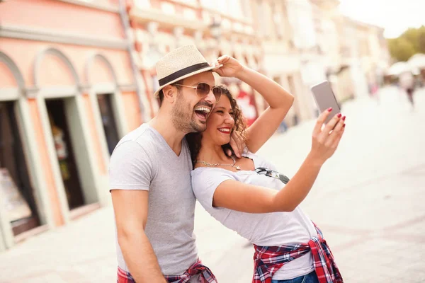 Šťastný Pár Pořizování Selfie Ulici Léto Koncept Cestách — Stock fotografie
