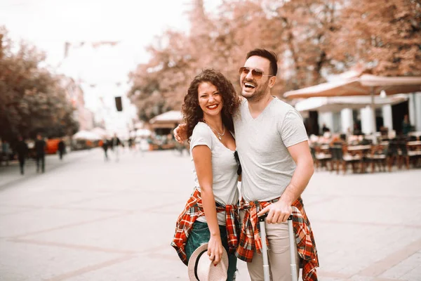 Sokakta Duran Şapka Bagaj Elinde Poz Mutlu Beyaz Çift Seyahat — Stok fotoğraf