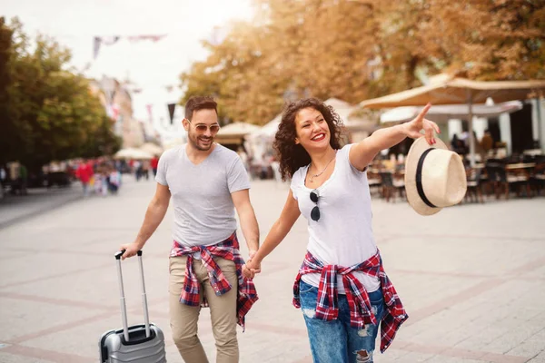 Glimlachend Leuk Volwassen Paar Hand Hand Lopen Straat Lente Woman — Stockfoto