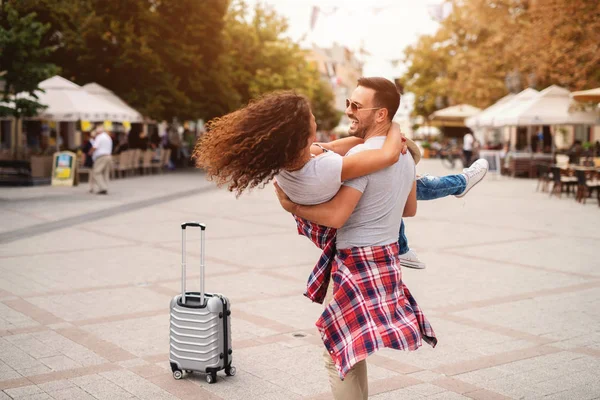 Adam Holding Kadın Kollarında Cadde Üzerinde Dururken Seyahat Romantik Kavramı — Stok fotoğraf