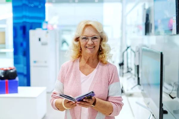 Glimlachend Oude Blonde Kaukasische Vrouw Met Brillen Gekleed Casual Kijken — Stockfoto