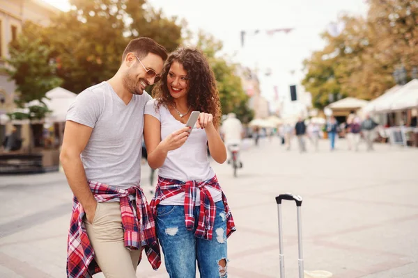 Casal Sorrindo Olhando Para Fotos Telefone Inteligente Enquanto Estava Rua — Fotografia de Stock