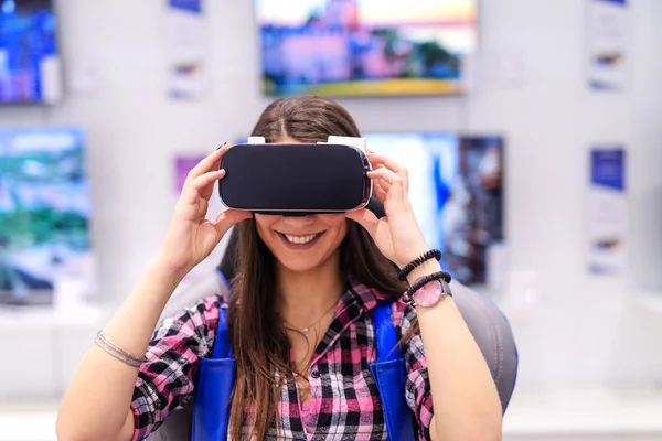 Aufgeregt Lächelnde Kaukasische Brünette Mit Langen Haaren Die Virtual Reality — Stockfoto