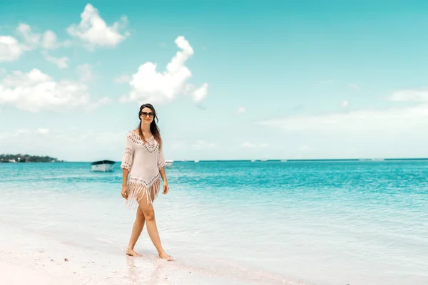 全长华丽的高加索妇女在夏天的礼服摆姿势在海滩上 暑假概念 — 图库照片