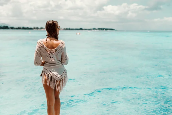 Splendidamente Costruito Bruna Abito Estivo Piedi Sulla Spiaggia Godendo Della — Foto Stock