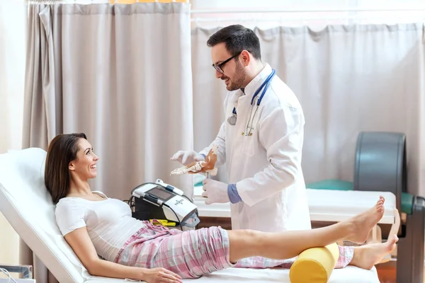 Mulher Sorridente Pijama Deitada Cama Hospital Enquanto Médico Mostra Osso — Fotografia de Stock