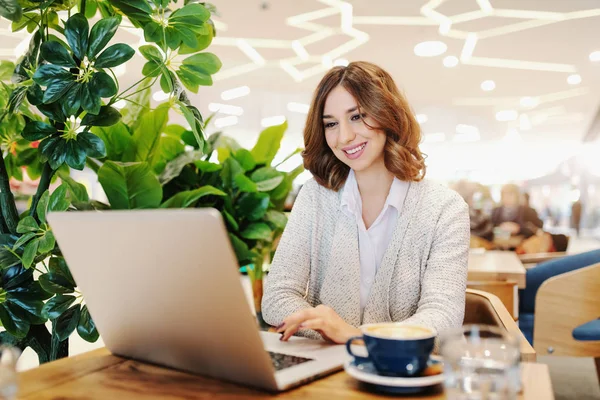 Beautiful Businesswoman Toothy Smile Brown Hair Dressed Casual Using Laptop — Stock Photo, Image