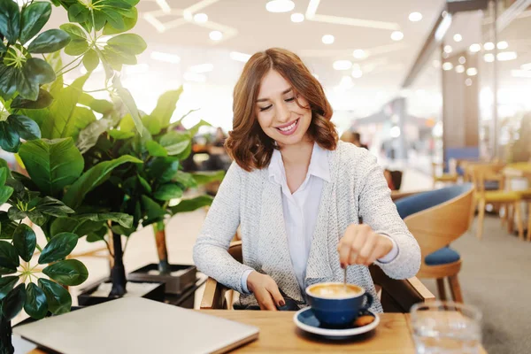 Charmante Brünette Mit Zahmem Lächeln Gekleidet Lässig Kaffee Rühren Während — Stockfoto