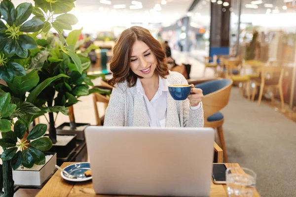 Charming Brunette Toothy Smile Using Laptop Drinking Coffee Cafeteria — Stock Photo, Image