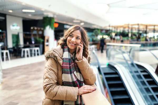 Lachende Mooie Brunette Jas Sjaal Leunend Het Hek Praten Slimme — Stockfoto