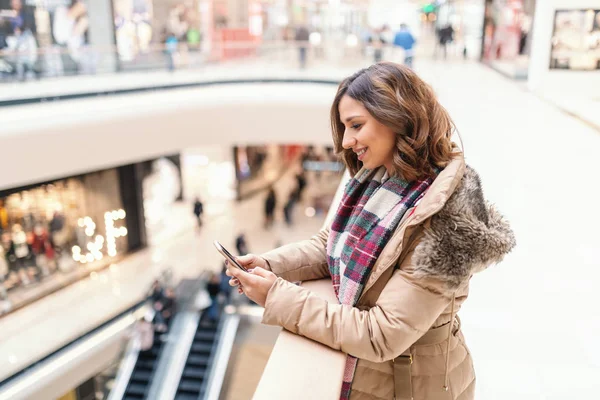 Krásná Usměvavá Brunetka Saku Šálou Opřený Plot Pomocí Chytrého Telefonu — Stock fotografie