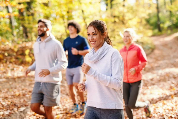 Vier Vrolijke Lopers Sportkleding Lopen Bos Bij Herfst Fitness Natuur — Stockfoto