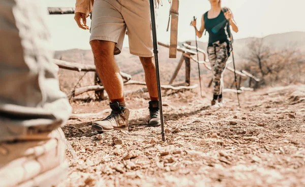 Perto Dos Pés Dos Caminhantes Subir Caminhadas Natureza Conceito Outono — Fotografia de Stock