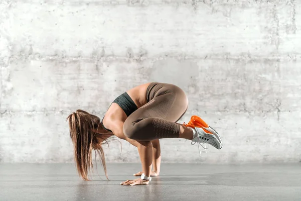 Sidovy Ung Sportig Brunett Med Hästsvans Och Sportkläder Gör Handstående — Stockfoto