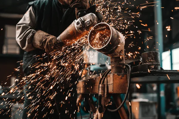 Nepoznání Muž Ochranný Oděv Rukavice Řezání Potrubí Mlýnek Workshop Interiér — Stock fotografie