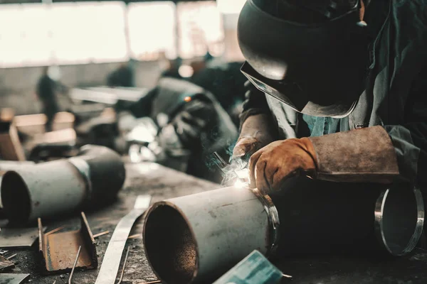 Železo Dělník Ochranný Oblek Masku Rukavice Svařování Potrubí Workshop Interiér — Stock fotografie