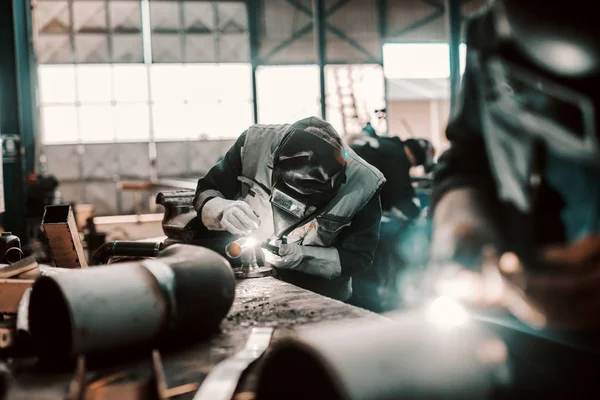 Železo Dělník Ochranný Oblek Masku Rukavice Svařování Potrubí Workshop Interiér — Stock fotografie