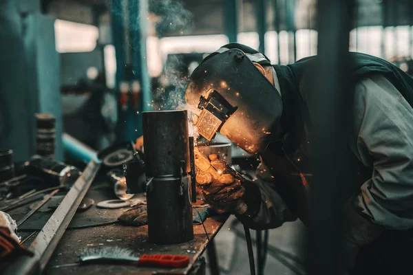 Železo Dělník Ochranný Oblek Masku Rukavice Svařování Potrubí Workshop Interiér — Stock fotografie