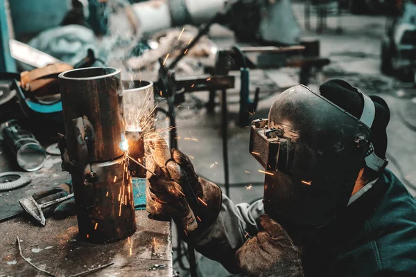 Železo Dělník Ochranný Oblek Masku Rukavice Svařování Potrubí Workshop Interiér — Stock fotografie