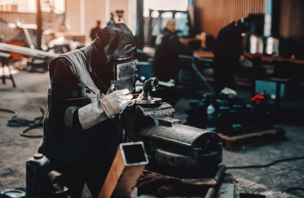 Järn Arbetaren Skyddsdräkt Mask Och Handskar Svetsning Pipe Workshop Interiör — Stockfoto