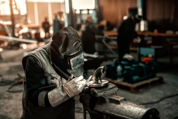 Železo Dělník Ochranný Oblek Masku Rukavice Svařování Potrubí Workshop Interiér — Stock fotografie