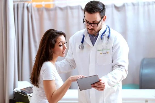 Young Caucasian Woman Pointing Tablet Asking Questions Her Doctor — Stock Photo, Image