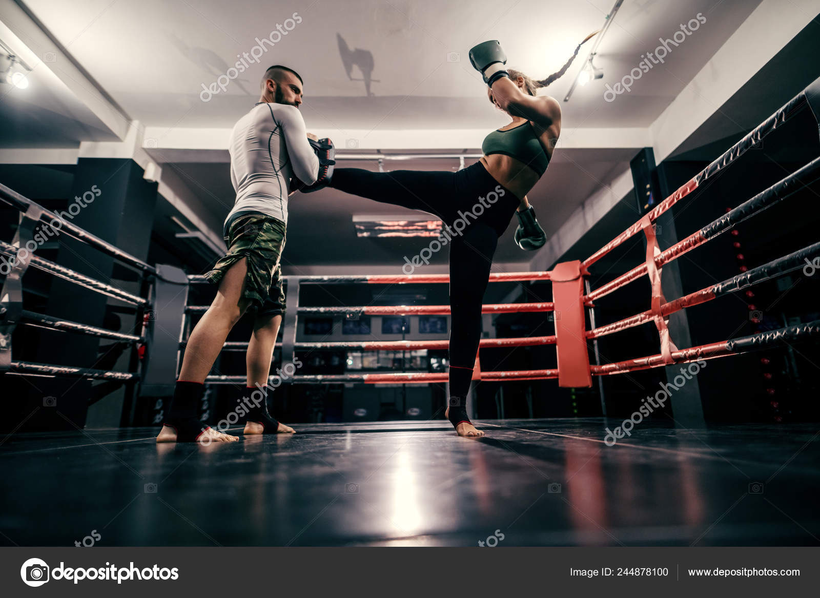 Potente Boxeadora Caucasica Ropa Deportiva Con Vendaje Los Pies Guantes Foto de stock 244878100 dusanpetkovic