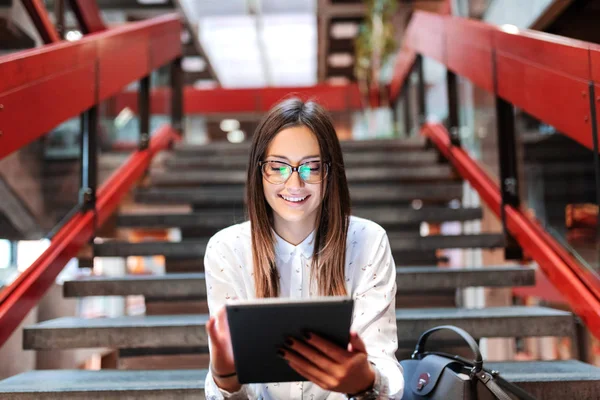 Zbliżenie Uśmiechający Się Kobiet Student Okulary Brązowe Włosy Pomocą Tabletu — Zdjęcie stockowe