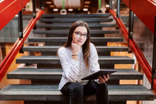 Fiatal Női Munkatársa Szemüvegek Lépcsőn Gazdaság Egyik Kezével Tabletta Barna — Stock Fotó
