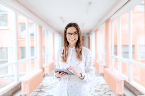 Retrato Una Joven Sonriente Profesora Caucásica Con Anteojos Usando Tableta — Foto de Stock