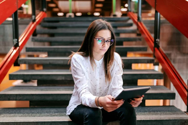 Merdivenlerde Oturan Tablet Sınıfı Için Beklerken Kullanma Başlamak Için Genç — Stok fotoğraf