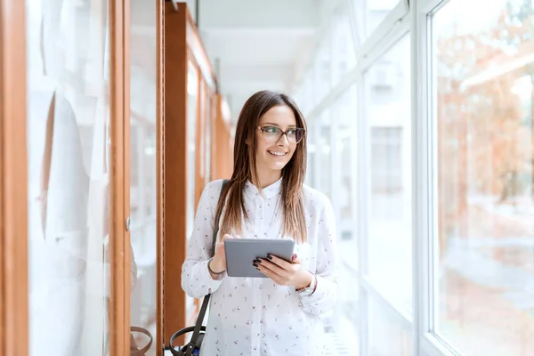 Krásná Kavkazských Bruneta Stojí Vedle Nástěnka Používání Tabletu Stoje Univerzitní — Stock fotografie