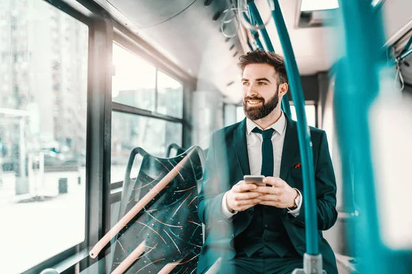 Smil Skjeggete Hvit Forretningsmann Formell Bruk Sittende Kollektivtransport Bruke Smarttelefon – stockfoto