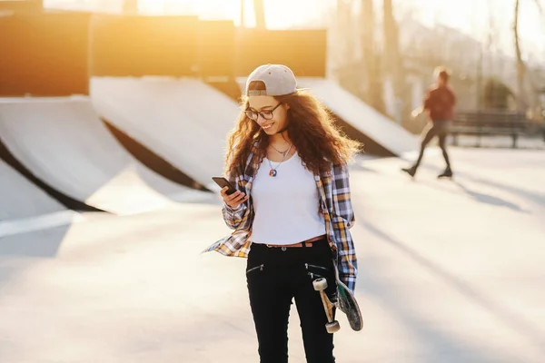 Magro Misto Razza Adolescente Urbano Ragazza Utilizzando Smart Phone Tenendo — Foto Stock