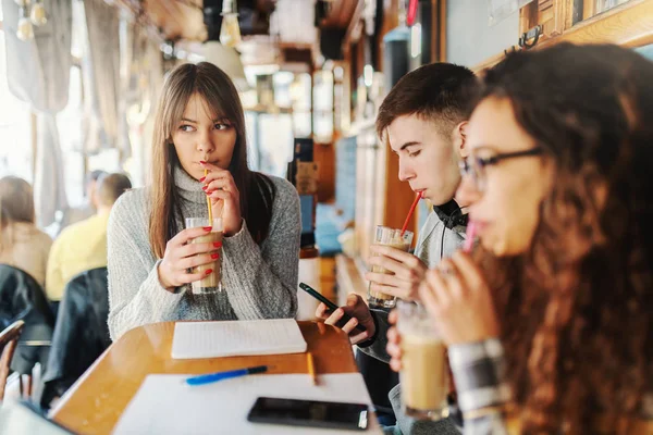 Tres Compañeros Clase Multiculturales Sentados Cafetería Tomando Café Cuadernos Escritorio — Foto de Stock