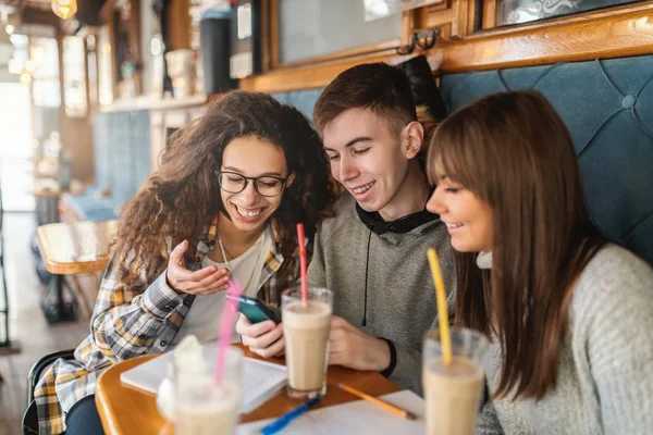 Drei Lächelnde Multikulturelle Klassenkameraden Die Café Sitzen Kaffee Trinken Und — Stockfoto