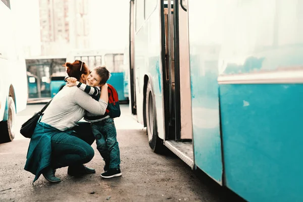 Madre Abrazando Hijo Mientras Agacha Lado Del Autobús Niño Yendo —  Fotos de Stock
