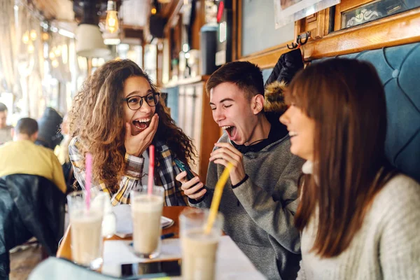 Tres Compañeros Clase Multiculturales Riendo Sentados Cafetería Tomando Café Mirando —  Fotos de Stock