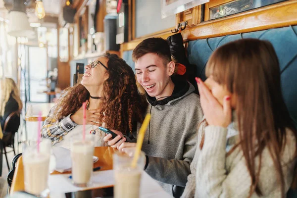 Drei Multikulturelle Teenager Klassenkameraden Sitzen Der Cafeteria Und Quatschen Auf — Stockfoto