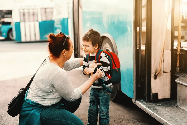 Matka Mówiąc Rozmawia Synem Podczas Kucania Przed Autobusem Dziecko Idzie — Zdjęcie stockowe