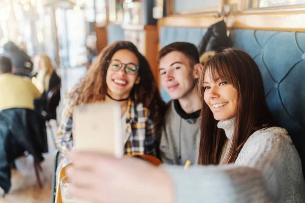 Tres Compañeros Adolescentes Multiculturales Tomando Selfie Mientras Están Sentados Cafetería — Foto de Stock