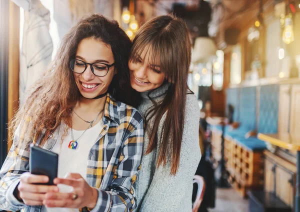 Dvě Nejlepší Kamarádky Stojící Kavárně Při Pohledu Chytrý Telefon — Stock fotografie