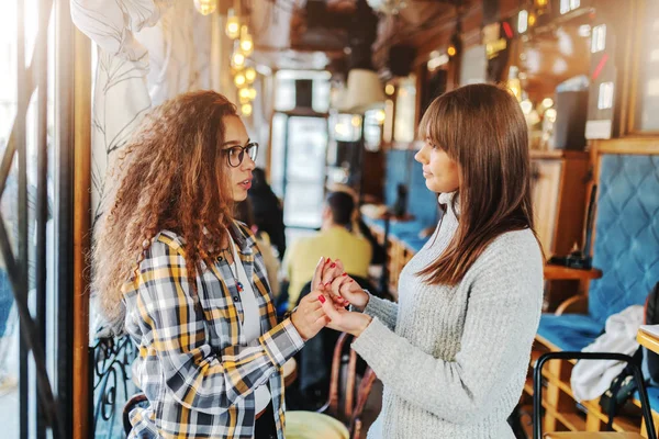 Két Tizenéves Lány Kezét Mosolyogva Miközben Állandó Cafeteria — Stock Fotó