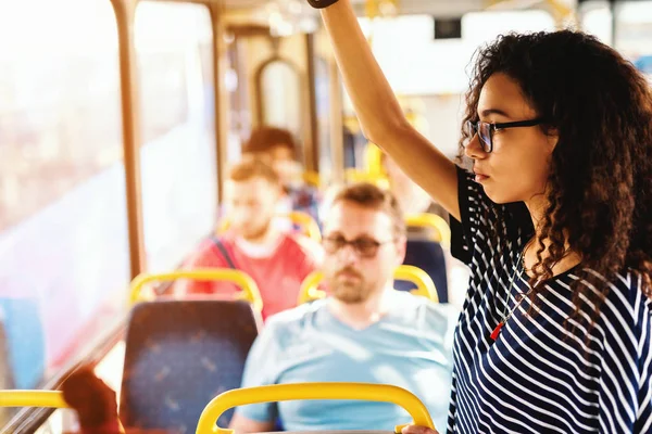 Joven Mujer Alegre Auriculares Pie Autobús —  Fotos de Stock