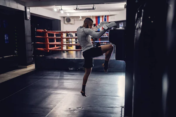 Sterke Krachtige Kaukasische Kick Boxer Met Bokshandschoenen Pleisters Voeten Beoefenen — Stockfoto