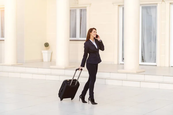 Voller Länge Hinreißende Geschäftsfrau Mit Langen Braunen Haaren Und Formeller — Stockfoto