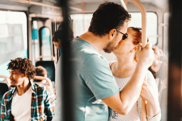 Jovem Casal Adorável Beijando Ônibus — Fotografia de Stock