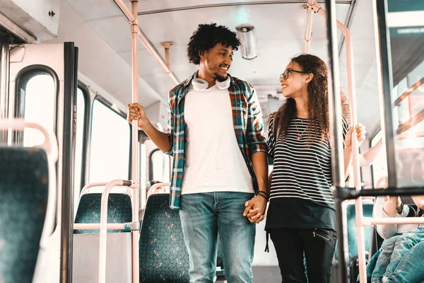 Щаслива Мультикультурна Пара Стоїть Тримає Руки Верхи Міському Автобусі — стокове фото
