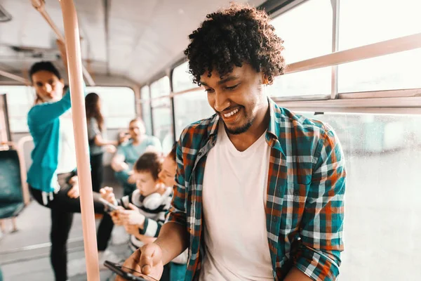 Молоді Привабливі Люди Які Подорожують Автобусом — стокове фото