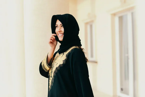 Preciosa Mujer Musulmana Con Sonrisa Dentada Bufanda Cabeza Posando Aire — Foto de Stock
